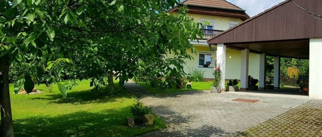 Nacházíme se v rodinném domě se zahradou